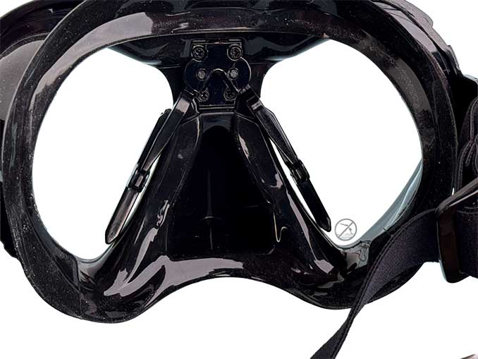 Editorial Tauchmaske mit Scheibenwischer